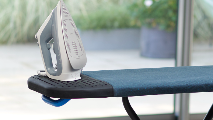 Прасувальна дошка та дитячий одяг